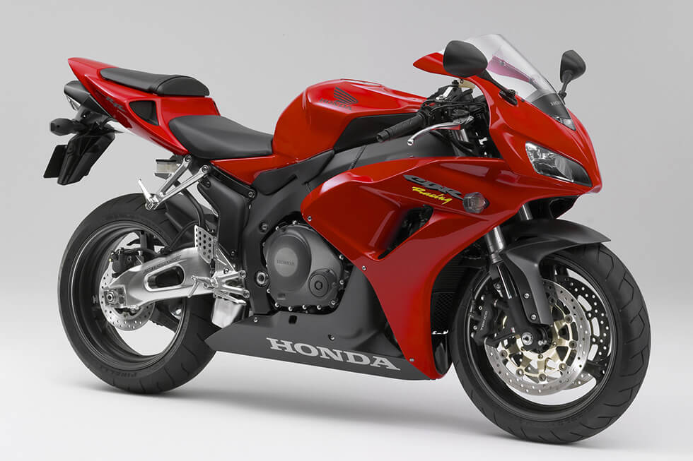 February 2006 CBR1000RR New fairing design, fine-tuned and lighter components realize 4 kg weight reduction.