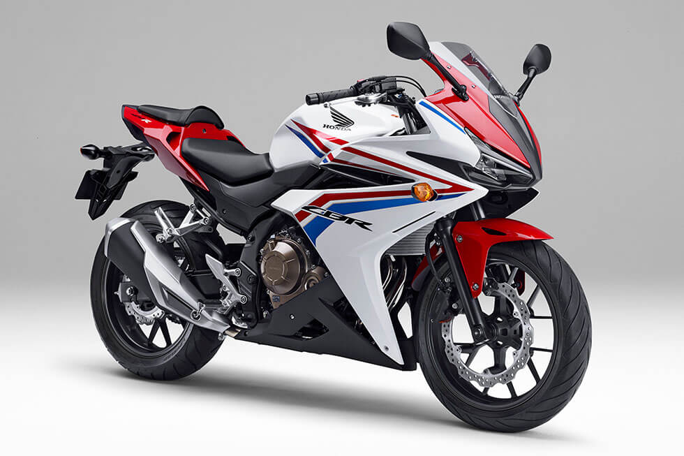 February 2016 CBR400R In 2016, exterior design was revised and components were matured. New heteromorphic section muffler created a muscular image.