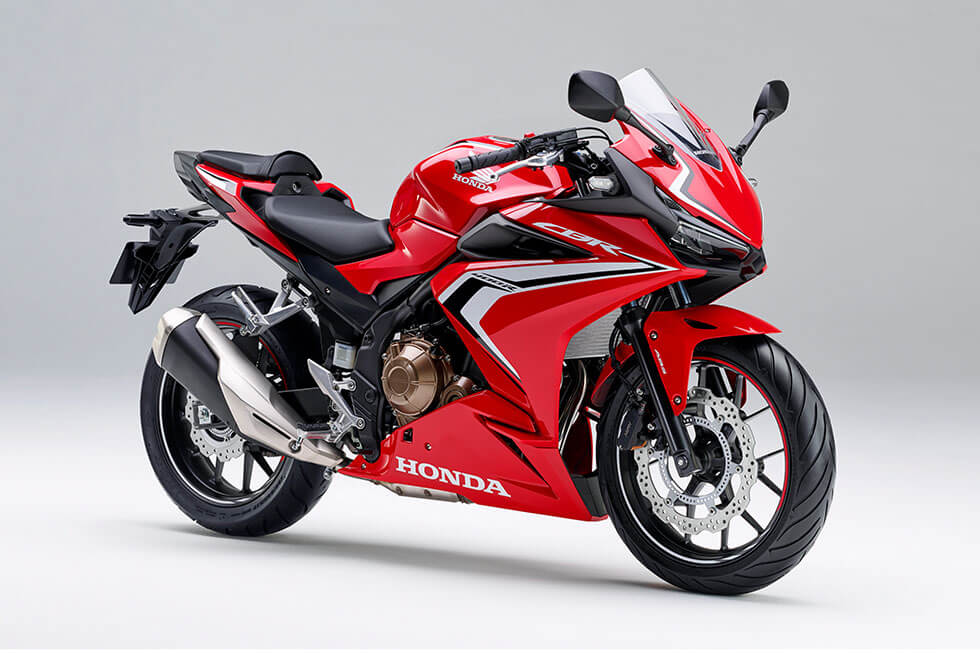 March 2019 CBR400R Exterior was completely redesigned in 2019 for a more aggressive styling. A new assisted slipper clutch was adopted to alleviate strong engine braking during deceleration in sports riding and other curcumstances.