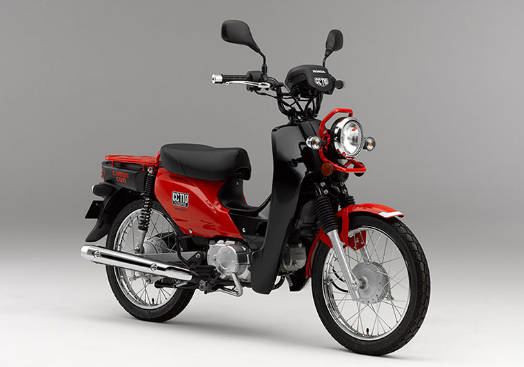 The Cross Cub prototype unveiled at Cafe Cub Meeting Aoyama. The production model went on sale almost exactly as styled, available in pearl cone yellow and fighting red, on June 14 of the following year. On December 12, 2014, a new color, boss gray metallic, was added.