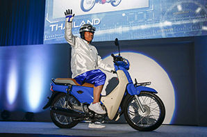 The Super Cub continues to be ridden all over the world. At the ceremony, models produced in Vietnam, Thailand, and Brazil appeared on stage, showing off each country’s own distinctive style.