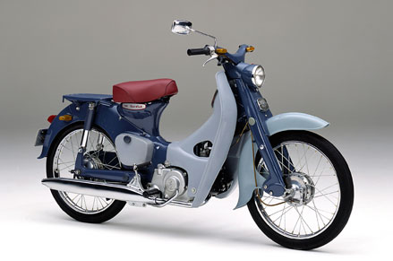 The first generation C100 Super Cub. Its basic concept of delivering high power output and excellent fuel efficiency coupled with easy operation and low maintenance continues without fading to this day.