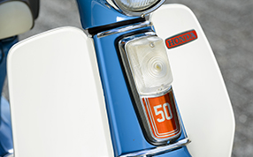 Position Lights The biggest feature of the Super Cub was its position light, affectionately called the ‘lantern.’ The side cover was also fitted with a light for illuminating the ignition key switch.