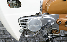 Engine Air ducts were added to the side covers of the Deluxe version’s engine to enhance cooling and give a more attractive accent to its design.