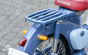 Turn Indicators & Taillight The Super Cub came fully equipped with turn indicators, which was unusual for small motorcycles of the time. Even though it was limited to a necessarily small size, the careful thinking that went into its design was widely appreciated.