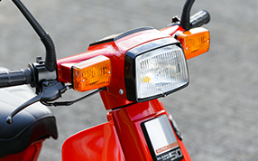 Headlight In contrast to the standard Super Cub, an angular design was adopted for all parts, including the mirrors, turn indicators and headlight, which made up the face of the bike.