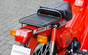 Taillight An angular taillight was smoothly integrated into the Super Cub’s body design. The rubber mat on the rear carrier was a special feature of the ‘Red Cub’ shown in the photo.