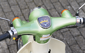 Speedometer The classic emblem shape of the original Super Cub’s speedometer was adopted. The indicator switch mounted on the right handlebar was also designed in the classic style of the original Super Cub.