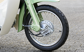 Front Wheel The Little Cub’s smaller 14-inch front wheel and bottom-link suspension improved foot placement comfort and proved especially popular with women riders.