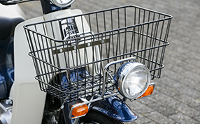 Headlight & Turn Indicators Also in 1989, the front indicator lights were moved to beneath the basket, joining the now forward-mounted main headlight, while their lenses were changed to the squarish shape seen on other models.