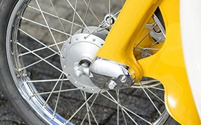 Front Wheel Stronger front brakes were adopted for enhanced durability. As on the standard model, chrome-plated covers were featured on the 90 version.