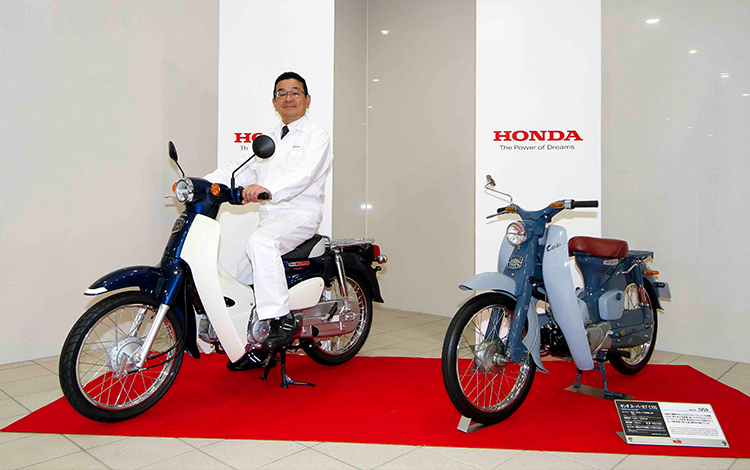 The ceremony was preceded by a photo session with Honda President and CEO Takahiro Hachigo and the Super Cub.