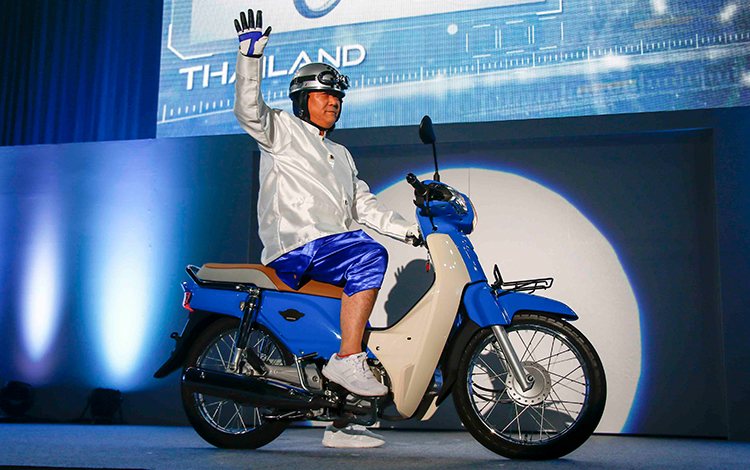 Honda associates dressed in ethnic costumes appeared on Super Cubs from various countries. (Thailand)