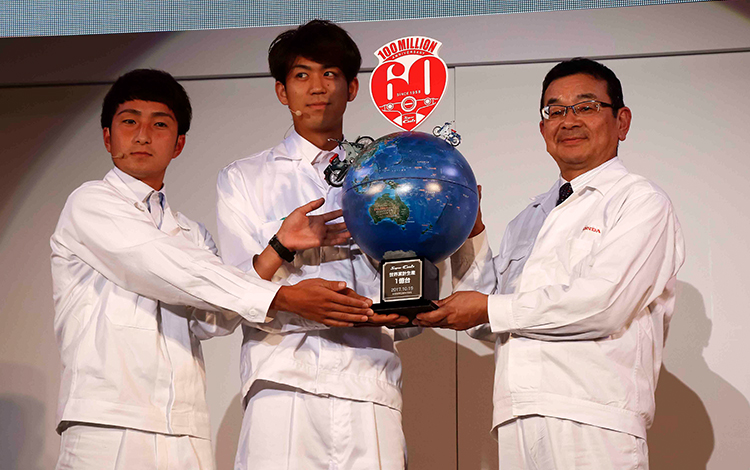 Along with committing to continued manufacturing, the Kumamoto Factory presents a globe commemorating the 60th anniversary and 100 million units to Hachigo.