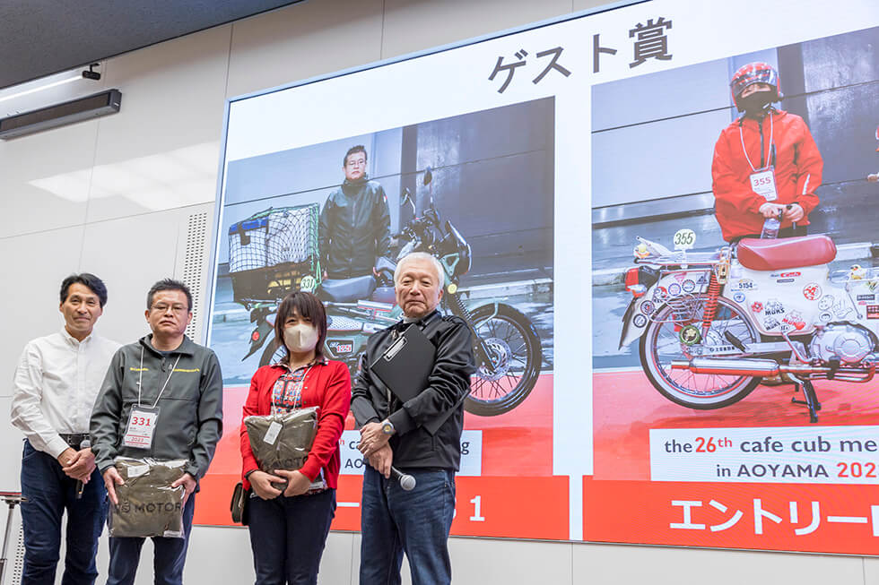 Another highlight of the Cafe Cub meeting, the Special Award ceremony, in which the Super Cub and its owner selected by Bike Forum guests and Honda Smile associates received commemorative gifts.