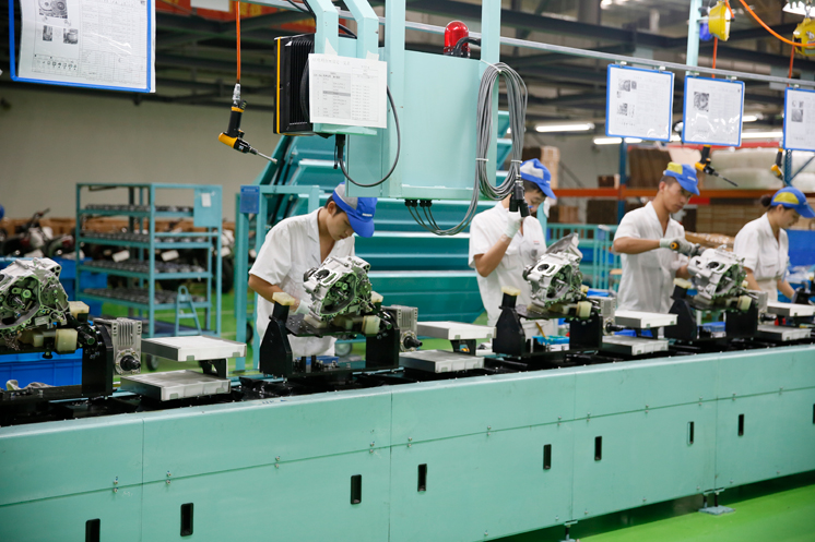 The Taicang factory actively makes use of the latest production technologies (shown in the photo is the assembly of an engine unrelated to the Super Cub series).