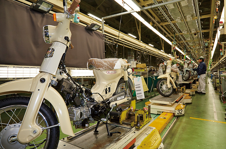 Kumamoto Factory has been producing the Super Cub series since 1991, and currently produces Super Cubs for the Japan domestic market. (Photo from 2017 when the plant produced Little Cubs.)