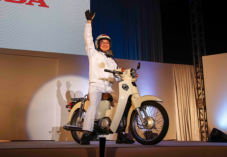 The 100 millionth Super Cub rolled off the line at Kumamoto Factory, and a commemorative ceremony was held on October 19, 2017.