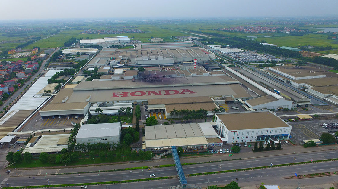 Honda Vietnam’s headquarters are located in Vinh Phuc, approximately an hour’s drive north of the capital, Hanoi. The facility’s spacious grounds encompass two motorcycle factories, one car factory, a test course, and a driving safety education center.