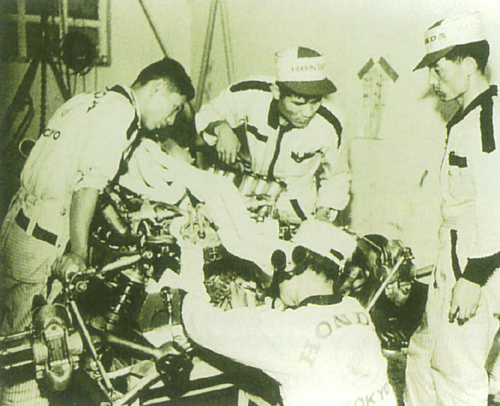 Mechanics adjusting the 3.0-liter engine before the Italian Grand Prix in September, 1966. (Photo courtesy of Tuijiro Jlagita) 