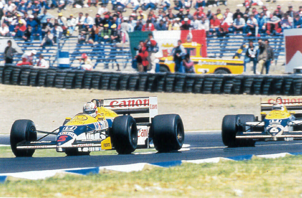 Mansell and Piquet driving their machines with Williams Honda in the 1986 Spanish Grand Prix. That year, Honda realized its long-cherished dream of winning the constructors championship title. 