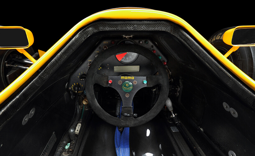 The simple cockpit, with the shift lever on the right and the stabilizer adjuster on the left, was standard for machines of this era. Compared to the 99T, the active suspension-related adjusters are missing. The red zone starts at 12,200 rpm.