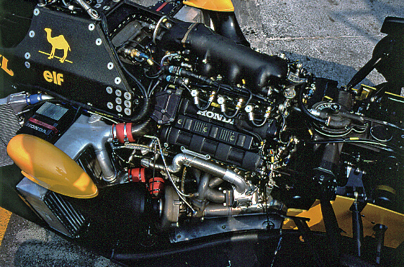 1988 was the final year of the turbo era. The 100T was powered by Honda’s RA168E 1.5-liter V6 turbo engine, the same engine that won 15 of the 16 races for McLaren. Although the total fuel regulations were set at 150 liters, stricter than the previous year, Honda’s engine remained the most powerful and successful to the end.
