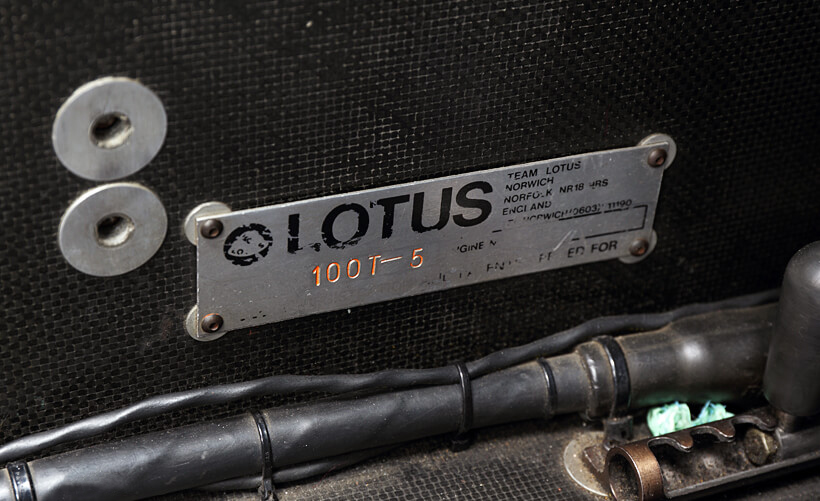 In the cockpit, just in front of the stabilizer lever, there is a chassis plate inscribed with the number 5. Five 100Ts were built, and this is the final version. Lotus was 4th in the constructors’ standings, behind McLaren, Ferrari, and Benetton.