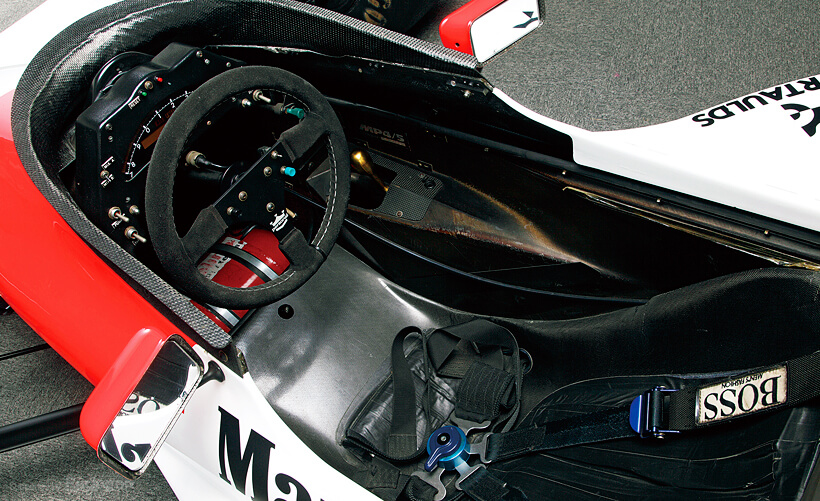 Senna’s cockpit, which is still preserved in its original condition. The monocoque machine was used as Senna’s race car from rounds 1 to 4, and from Round 5, it was the spare car for races around the world.