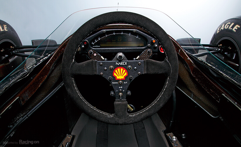 The cockpit features an LCD rev counter and a simple, round Nardi steering wheel. Semi-automatic transmission was standard, and the shift knob disappeared. The throttle was an electronically controlled drive-by-wire system.