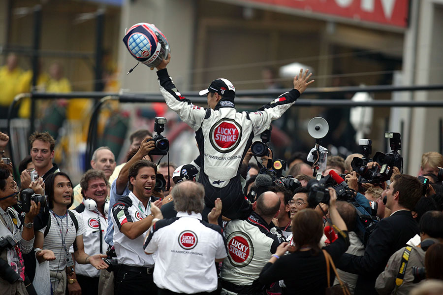 Takuma Sato, who replaced Villeneuve in the final round, finished sixth in the Japanese GP. This result, along with Button’s fourth place, helped BAR Honda gain its first fifth place finish in the constructors’ championship since 2000. Sato was also delighted after finishing the race, as it was his first race back in almost a year after losing his full-time F1 seat.