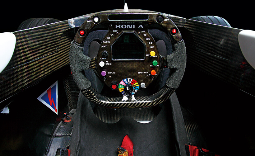 Modern era cockpit lined with numerous buttons. There is naturally no gearshift lever. Instead colorful adjustment dials occupy the center of the cockpit.