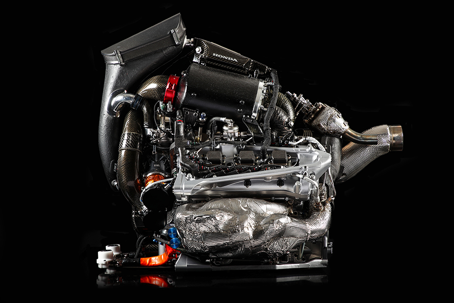 Completely redesigned RA617H, size increased due to the split turbo compressor and turbine between the MGU-H protruding from the ICE’s front and rear. Power and energy regeneration efficiency were improved. At the same time, the center of gravity was lowered, and the combustion system entered a new dimension. Because it was so advanced, reliability was compromised.