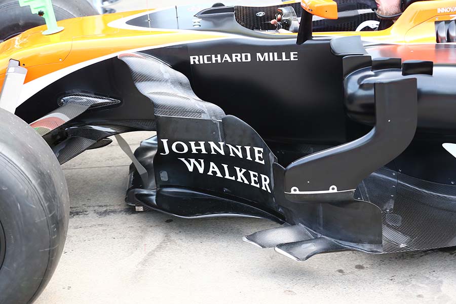 Development of the floor front area was deregulated in 2017. In addition to freely designing the floor panel edge, aerodynamic devices such as bargeboards and pod wings were allowed, contributing to better floor downforce. The MCL32 also added various devices throughout the season and experimented with optimal solutions.
