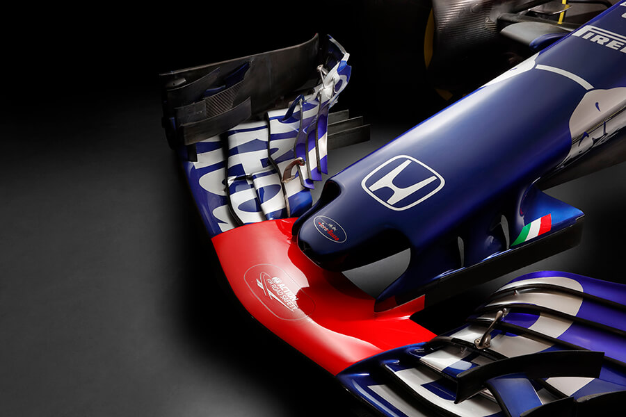 A major evolution in the STR13’s appearance was the nose design, which changed from a narrow, short shape to a wide, short nose with crushable structure, which was the standard at the time. Many modifications were made to the from wing during the season, such as releasing the second half of the wingtip plate to increase outwash.