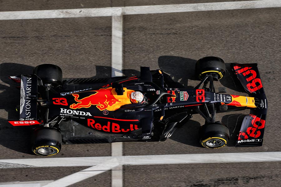 Overall, the RB16 was slimmer than the RB15, with a slimmer nose and uniquely shaped S-duct intake. The size of the side pontoons had been further reduced by deepening the center cooling and downsizing the cooler. The floor slits in front of the rear tires had been redesigned several times.