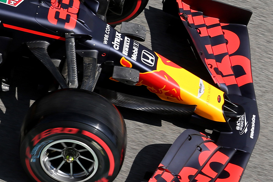 The front section underwent major changes. A scooped cape was added to the side of the nose, and the front suspension upper arms were once again integrally molded in a wedge shape, while the rear legs were mounted lower than the front. Steering rods were also moved rearward, sharing the same height as the front lower arms for better aero efficiency.