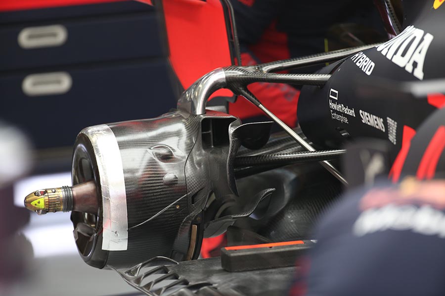 The rear suspension had an upright extension and the upper arm was mounted higher. However, it did not work well at the beginning of the season, and the rear grip was unstable, making the behavior twitchy for the driver. As the season progressed, the upright extensions were enlarged and the upper arms were mounted higher.