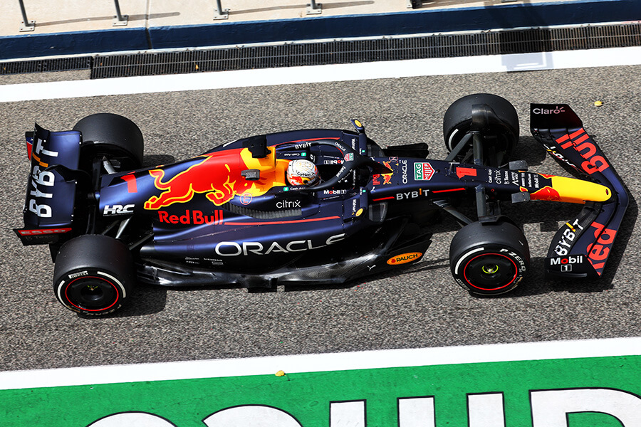 RB18 at the first Bahrain pre-season test, with smooth side pontoons and a large undercut gouge. Although difficult to notice, updates were made to small details from here to find the best aerodynamic efficiency. Excessive weight was also an issue initially, but weight reduction was aggressively pursued.