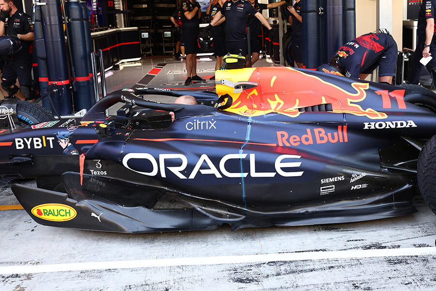 Final round Abu Dhabi specifications. The side pontoon undercut had been reduced, the floor tip was widened forward, and the side impact bar, which was contained within the floor fence at the beginning of the season, can be seen as a rippled shape on the top surface of the floor. The floor edge in front of the rear tire was tested in various designs throughout the season.