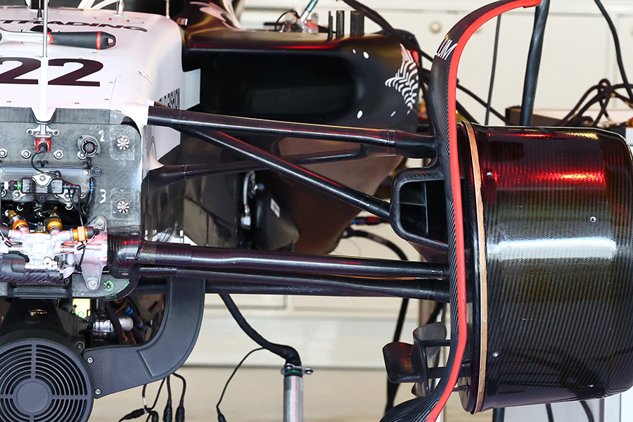 As in the previous year, the front suspension continued to use push-rods. Although aerodynamic refinements were made, such as an upper arm mount system to suppress nose dive, and bringing the steering rod forward to almost the same height as the lower arm, it still did not match well with the rear section. A pull-rod system was applied the following year.