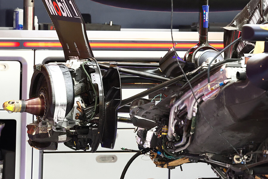 Raised RB19 rear suspension. The push-rod configuration with links and dampers positioned on the gearbox was probably chosen as Red Bull did not want interference with the floor design. The lower arms were mounted very high in order to keep the diffuser area as large as possible.
