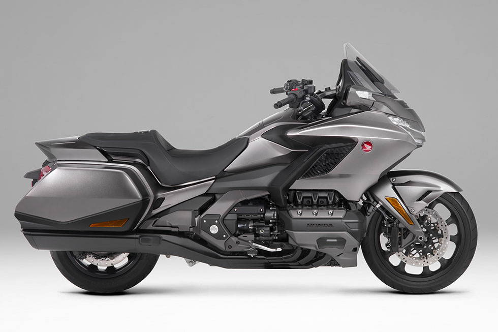 April 2018 Gold Wing (Japan model) Sans rear trunk, the Gold Wing has a stylish and sporty appearance unseen in previous models.