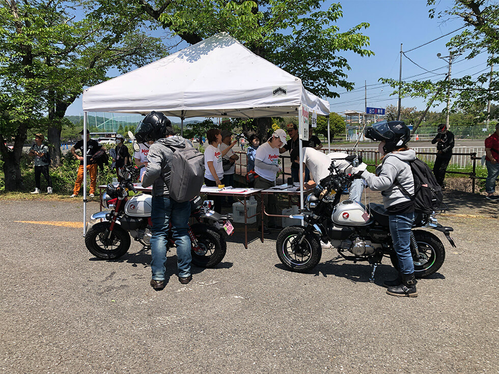 On arrival, visitors first stop their engines and walk to the reception desk. These two participants, who came to the event on Monkey 125s, traveled 150 km.