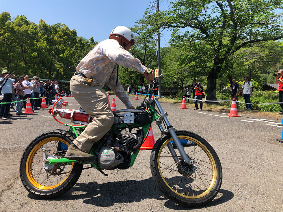 Inoue demonstrates a hydrogen engine bike.