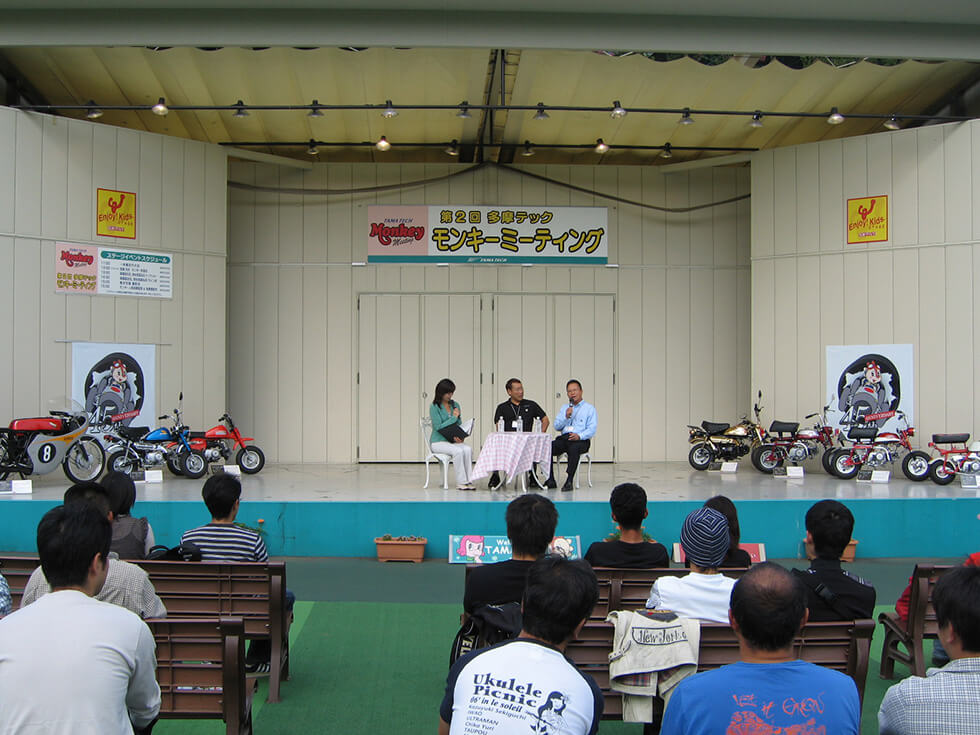 Talk show on stage introduced the Monkey and the history of Tama Tech.