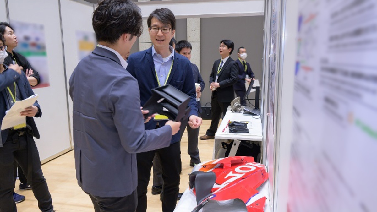 Poster Sessions: A Central Plaza for Increasing Chance Encounters