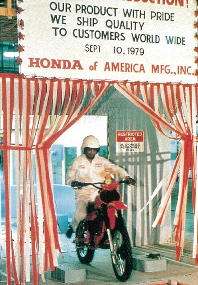 On September 10, 1979, a line-off ceremony was held for the first CR250R unit produced at HAM. Shown aboard the bike is Kazuo Nakagawa, the first president of HAM. 