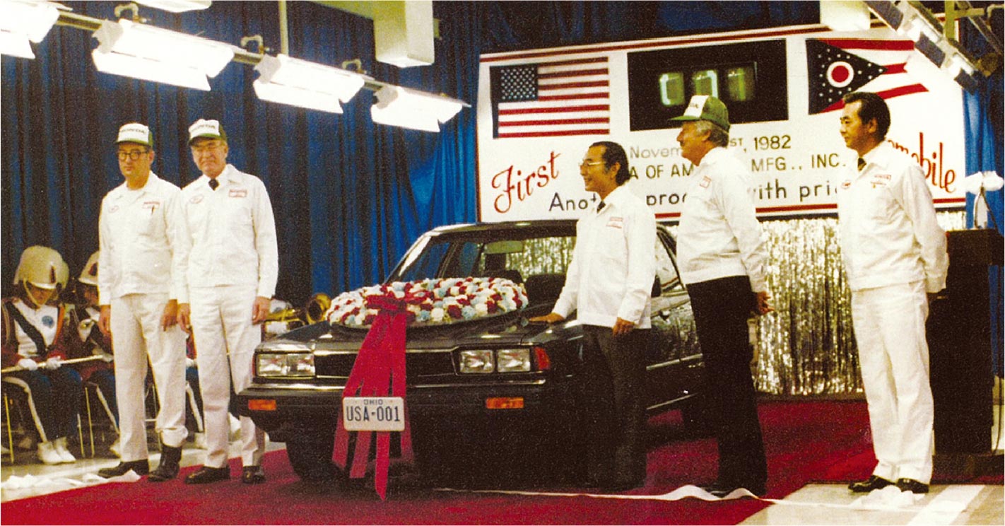 On November 1, 1982, the first Accord rolled off the production line in Ohio. This vehicle, the first locally produced car in the U.S. by a Japanese automaker, is on display at the Ford Museum in Dearborn, Michigan. In the photo, Kiyoshi Kawashima is standing in the middle with his hand on the hood.