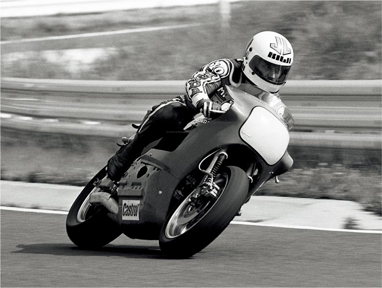 The NR500 was repeatedly tested and perfected at Suzuka Circuit. The rider in the photo is Mick Grant. 